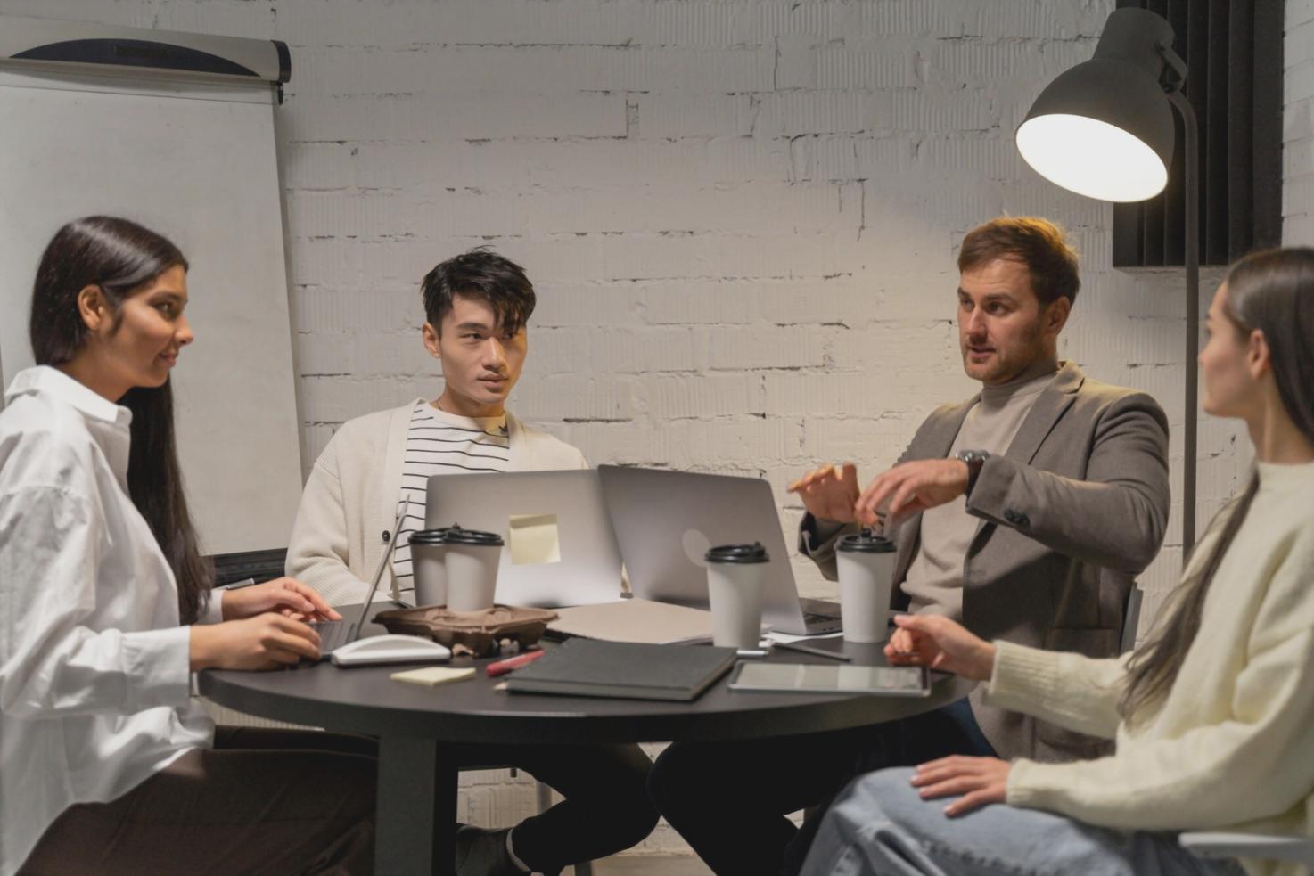 Discussion professionnelle autour d'une négociation